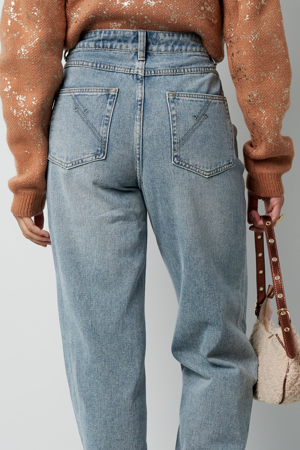 Jeans mit ausgestelltem Bein h5Bild7